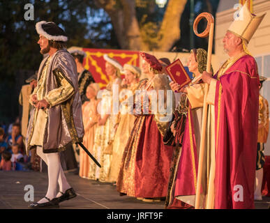 Il re, la Regina, il Papa e la corte sono accolti dalla folla ad una festa del rinascimento in Francia meridionale rivivere l arrivo di Francois I. Foto Stock