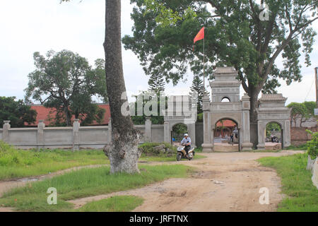 HAI DUONG, Vietnam, 30 Luglio: cancello in vietnamita villaggio rurale a luglio, 30, 2014 di Hai Duong, Vietnam. Si tratta di caratteristiche speciali del Vietna rurale Foto Stock