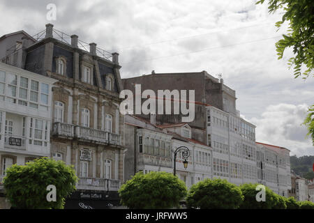 Tipico galiziano galerias, bianco racchiuso balconi in legno e vetro, nella capitale La Coruña Foto Stock