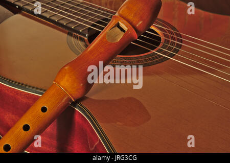 Classica chitarra spagnola e registratore barocco Foto Stock