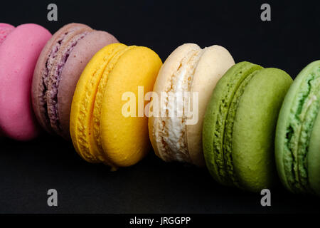 Amaretti al francese con sfondo nero Foto Stock