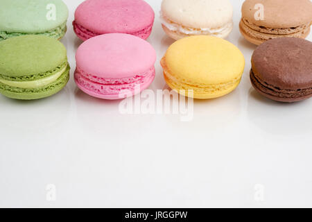 Il francese amaretti cookies sul bianco sfondo isolato Foto Stock