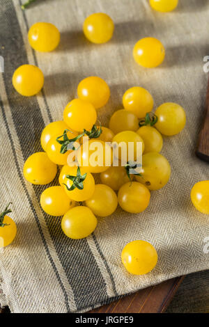 Materie organico giallo Pomodori ciliegia pronto a mangiare Foto Stock