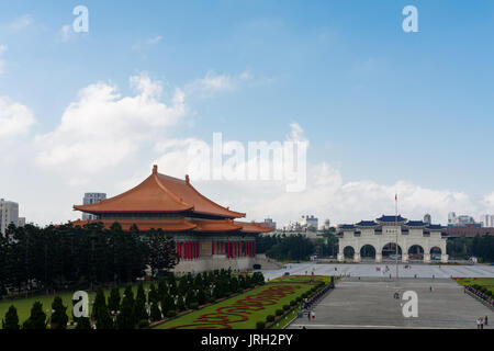 (L-R) il Teatro Nazionale e la Piazza della Libertà (anche Piazza della Libertà) grand storico con gate 5 arcate, Zhongzheng District, Citta' di Taipei, Taiwan Foto Stock