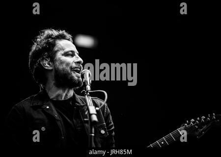 Sam Roberts effettuando in corrispondenza di un festival di musica in British Columbia Canada in bianco e nero. Foto Stock