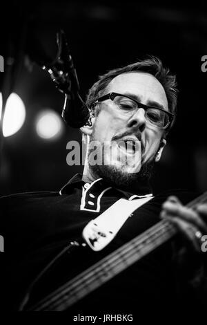 Weezer effettuando in corrispondenza di un festival di musica in British Columbia Canada in bianco e nero. Foto Stock