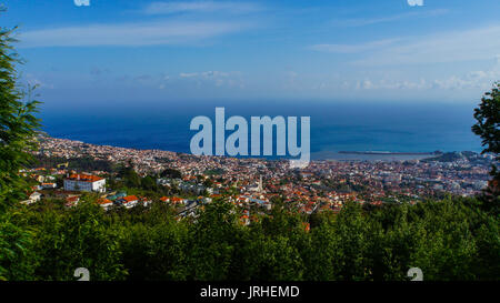 Madeira - Vista giù al porto di Funchal con acqua blu dal villaggio di montagna monte Foto Stock