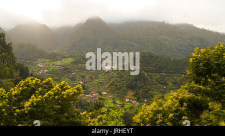 Madeira - Case nel verde delle montagne vicino a Pico do Arieiro Foto Stock