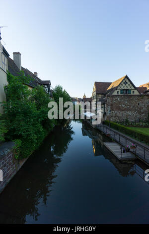 Alba al canale di piccola Venezia di Colmar con case storiche Foto Stock