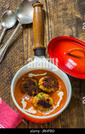 Thai torte di granchio e bisque su tavola in legno rustico - elevato angolo di visione Foto Stock