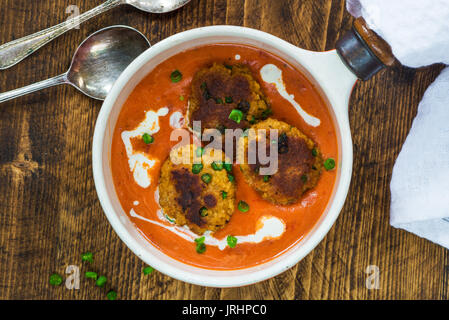 Thai torte di granchio e bisque su tavola in legno rustico - elevato angolo di visione Foto Stock