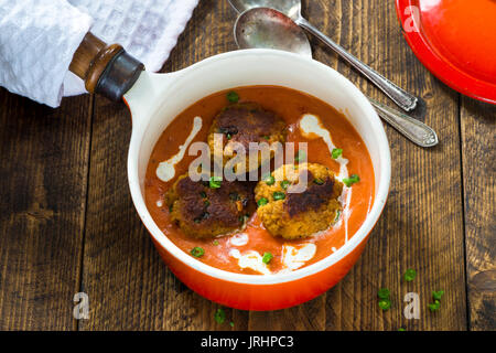 Thai torte di granchio e bisque su tavola in legno rustico - elevato angolo di visione Foto Stock