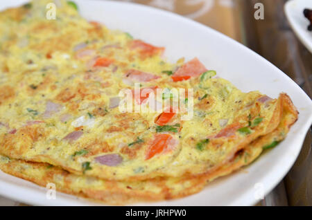 Masala frittata di stile indiano .famosa cucina di strada di Mumbai Foto Stock