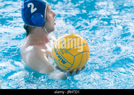 Giovani uomini la riproduzione di pallanuoto Foto Stock