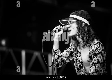 Børns effettuando in corrispondenza di un festival di musica in British Columbia Canada in bianco e nero. Foto Stock