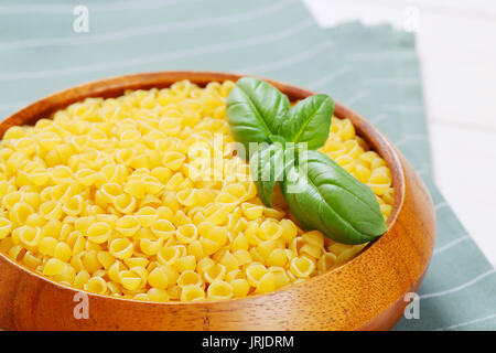 Ciotola di pastina gusci sul luogo grigio mat - close up Foto Stock