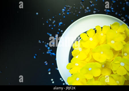 Cioccolato e vanila torta decorata con del marzapane giallo fiori scuri su un tavolo di legno Foto Stock