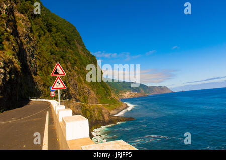 Uno splendido scenario di Madeira. Un'isola vulcanica che ha la maggior parte dei paesaggi mozzafiato. La montagna, il mare e la natura. Questa è una foto della vecchia strada Foto Stock