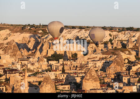 I palloni ad aria calda sulla città di Goreme, Turchia Foto Stock