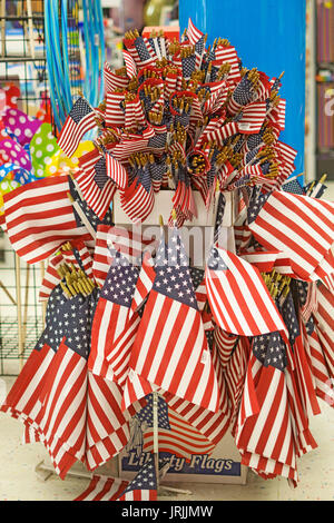 Un display di bandierine americane per la vendita per il 4 luglio presso la parte di Store sulla West 14th Street nel Greenwich Village di New York Foto Stock