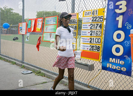 Ultra maratona walker, record titolare & Guinness dei Record atleta Yolanda titolare partecipa all'annuale Giornata 51 3100 miglia race nel Queens, a New York. Foto Stock