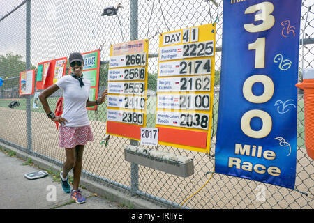 Ultra maratona walker, record titolare & Guinness dei Record atleta Yolanda titolare partecipa all'annuale Giornata 51 3100 miglia race nel Queens, a New York. Foto Stock