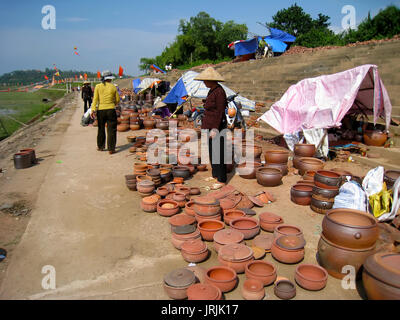 HAI DUONG, Vietnam, 12 agosto: persone al mercato della ceramica su agosto 12, 2014 di Hai Duong, Vietnam. Foto Stock