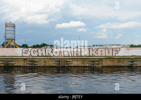 Pubblicità Grafitti 'Schrottankauf', commerciante di rottame, a Berlino, in Germania nel luglio 2017. Foto Stock