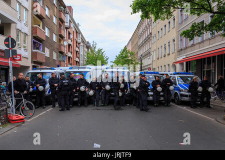 Berlino, Germania - 1 Maggio 2017: Riot Police in attesa di essere distribuito il giorno di maggio a Berlino, in Germania il 1 maggio 2017. Foto Stock