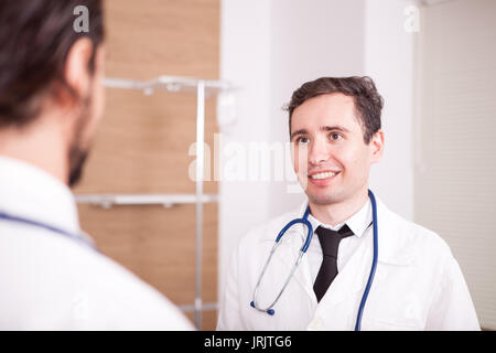 Due medici di fronte eatch altri in ospedale recovery room ta Foto Stock