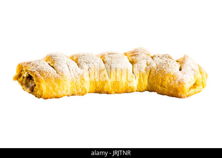 In casa strudel di mele (torta di mele con pasta sfoglia, cannella e uvetta isolati su sfondo bianco Foto Stock