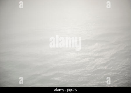 L'oceano nella nebbia Foto Stock