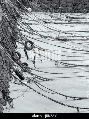 Immagine in bianco e nero di ormeggio catene e funi per barche e yacht ormeggiati in porto Rozel, Jersey, Isole del Canale Foto Stock