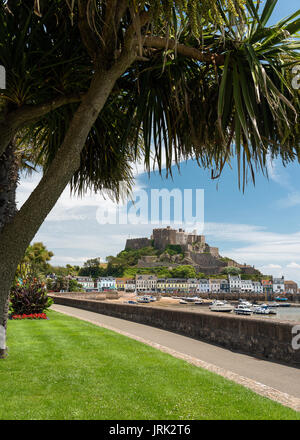 Fiori e alberi in giardini che conducono al Mont Orgueil (Gorey) castello, Jersey, Isole del Canale Foto Stock