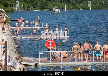 Dopo un divieto di balneazione nel fiume Ruhr, sul lago Baldeneysee, di Essen, in Germania, dopo 46 anni di divieto di balneazione è possibile bagnarsi nuovamente, ufficialmente, in Foto Stock