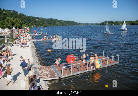 Dopo un divieto di balneazione nel fiume Ruhr, sul lago Baldeneysee, di Essen, in Germania, dopo 46 anni di divieto di balneazione è possibile bagnarsi nuovamente, ufficialmente, in Foto Stock