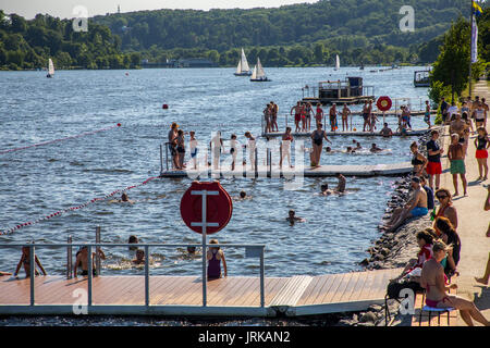 Dopo un divieto di balneazione nel fiume Ruhr, sul lago Baldeneysee, di Essen, in Germania, dopo 46 anni di divieto di balneazione è possibile bagnarsi nuovamente, ufficialmente, in Foto Stock