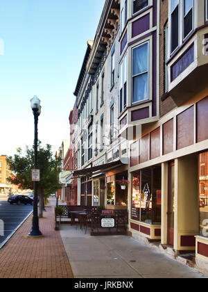 Ginevra , New York, Stati Uniti d'America. Il 5 agosto 2017. Castello est Street nel centro di Ginevra, New York in una tranquilla mattina d'estate Foto Stock