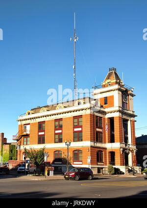 Ginevra , New York, Stati Uniti d'America. Agosto 5, 2017.Ginevra City Hall nel centro di Ginevra, New York in una tranquilla mattina d'estate Foto Stock