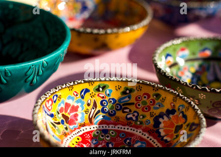 Tazze da tè turche in ceramica fatte a mano / bicchieri con modello  tradizionale e artigianale / artigianale. Pronto all'uso Foto stock - Alamy