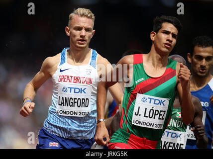 La Gran Bretagna è Kyle Langford (sinistra) durante la 800m uomini riscaldare due durante il giorno due del 2017 IAAF Campionati del mondo presso il London Stadium. Foto Stock