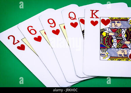 Carte deck poker inglese, mano di poker chiamata colore, costituito da cinque lettere di cuori, 2 di cuori, 6 di cuori, 9 di cuori lady e re di h Foto Stock