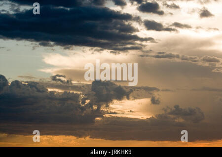 Una serata colorata cielo sopra il Masai Mara, Kenya, Africa orientale Foto Stock