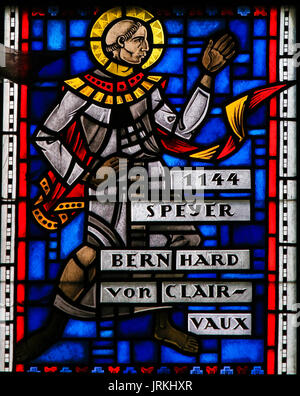 Il vetro macchiato in Wormser Dom in Worms, Germania, raffigurante San Bernardo di Chiaravalle (1090 - 1153), un abate francese e il reformer primario del Cister Foto Stock