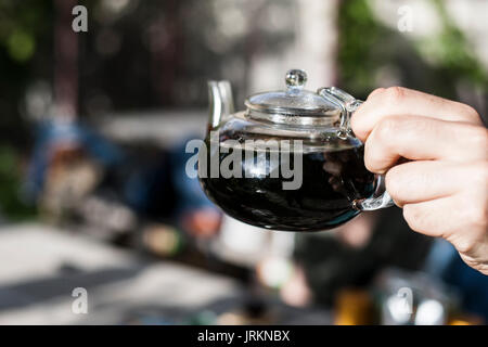 Cinese tradizionale cerimonia del tè - tè cinese vaso riempito con Pu Erh tè Foto Stock