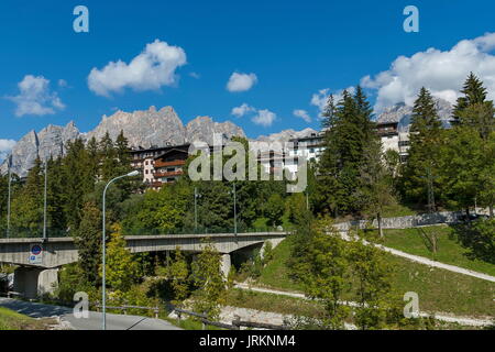 Autunnale di corso Italia, il bellissimo ponte in pietra a Cortina d'Ampezzo vicino a montagne dolomitiche, Dolomite, Alpi, Veneto, Italia, Europa Foto Stock