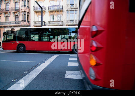 Attraversamento di autobus urbani in direzioni opposte dalla Gran via, Granada, Spagna Foto Stock