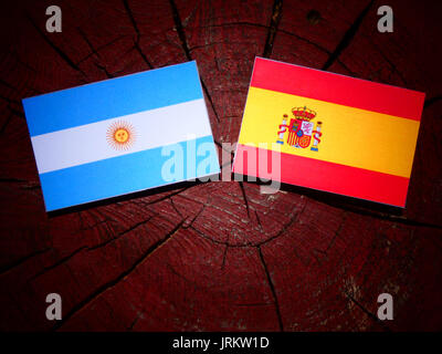 Bandiera argentina con bandiera spagnola su un ceppo di albero isolato Foto Stock