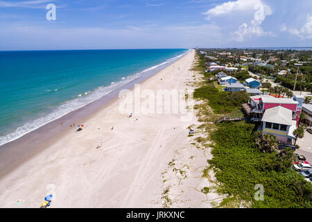 Florida,Melbourne Beach,Ocean Water Park,Atlantic Ocean Water,sabbia,vista aerea dall'alto dell'occhio di uccello sopra,solarium,case fronte spiaggia,viaggi visitatori t Foto Stock