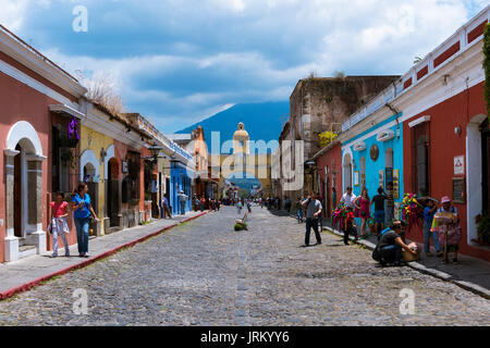 Antigua Guatemala - 16 Aprile 2014: vista di una strada di ciottoli nella vecchia città di Antigua con il vulcano Agua sullo sfondo, in Guatemala Foto Stock